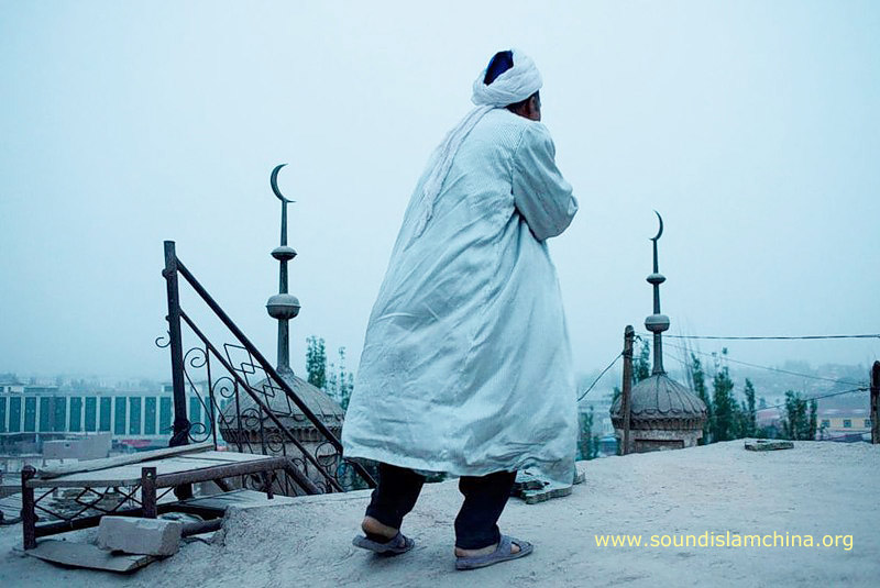 Adhan (azan – a Uyghur imam on the Mosque roof calling for pray). www.soundislamchina.org